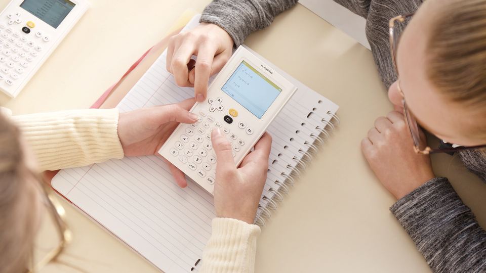 Rentrée des classes : Numworks, la calculatrice française pour le lycée -  Geek Junior 